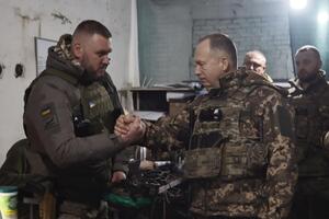 Сырский (справа) приехал на передовую в Бахмут второй раз менее чем за неделю