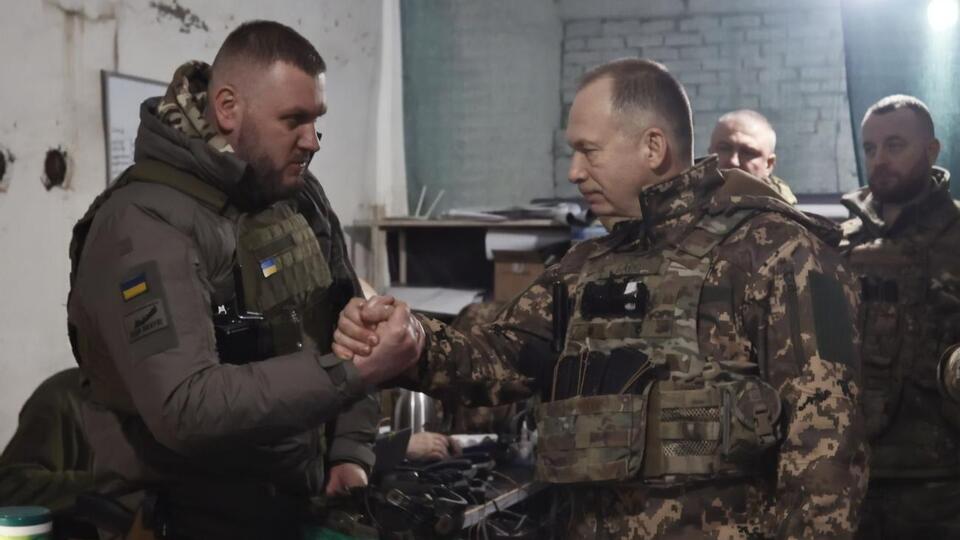Сырский (справа) приехал на передовую в Бахмут второй раз менее чем за неделю
