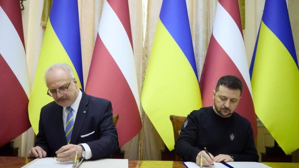 Лише з Україною у своєму складі європейський проєкт стане дійсно довершеним, зазначив Зеленський (праворуч) на пресконференції з Левітсом