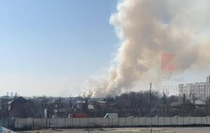 В сети публикуют снимки со столбом дыма в Краснодаре