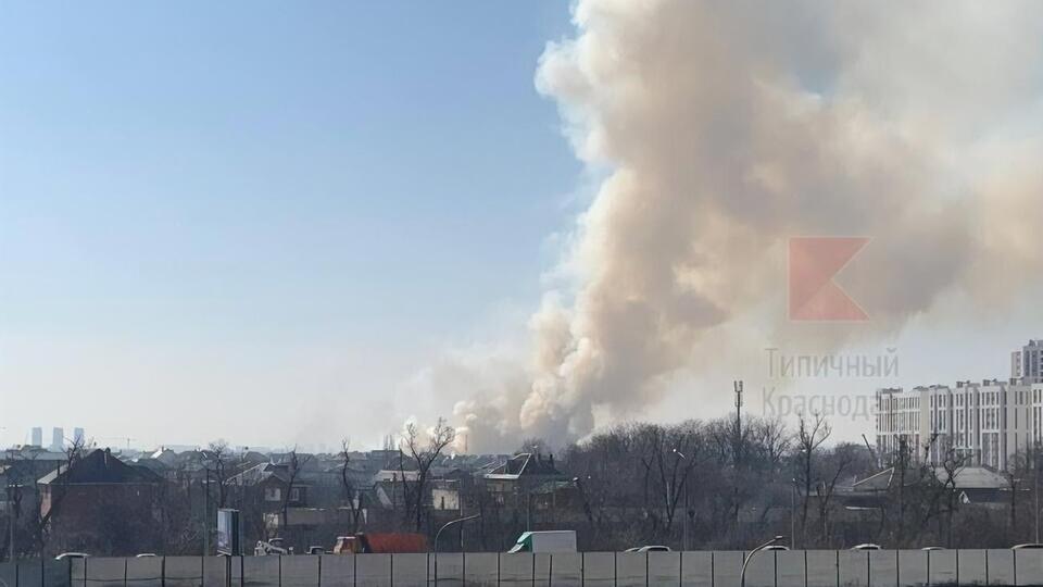 В сети публикуют снимки со столбом дыма в Краснодаре