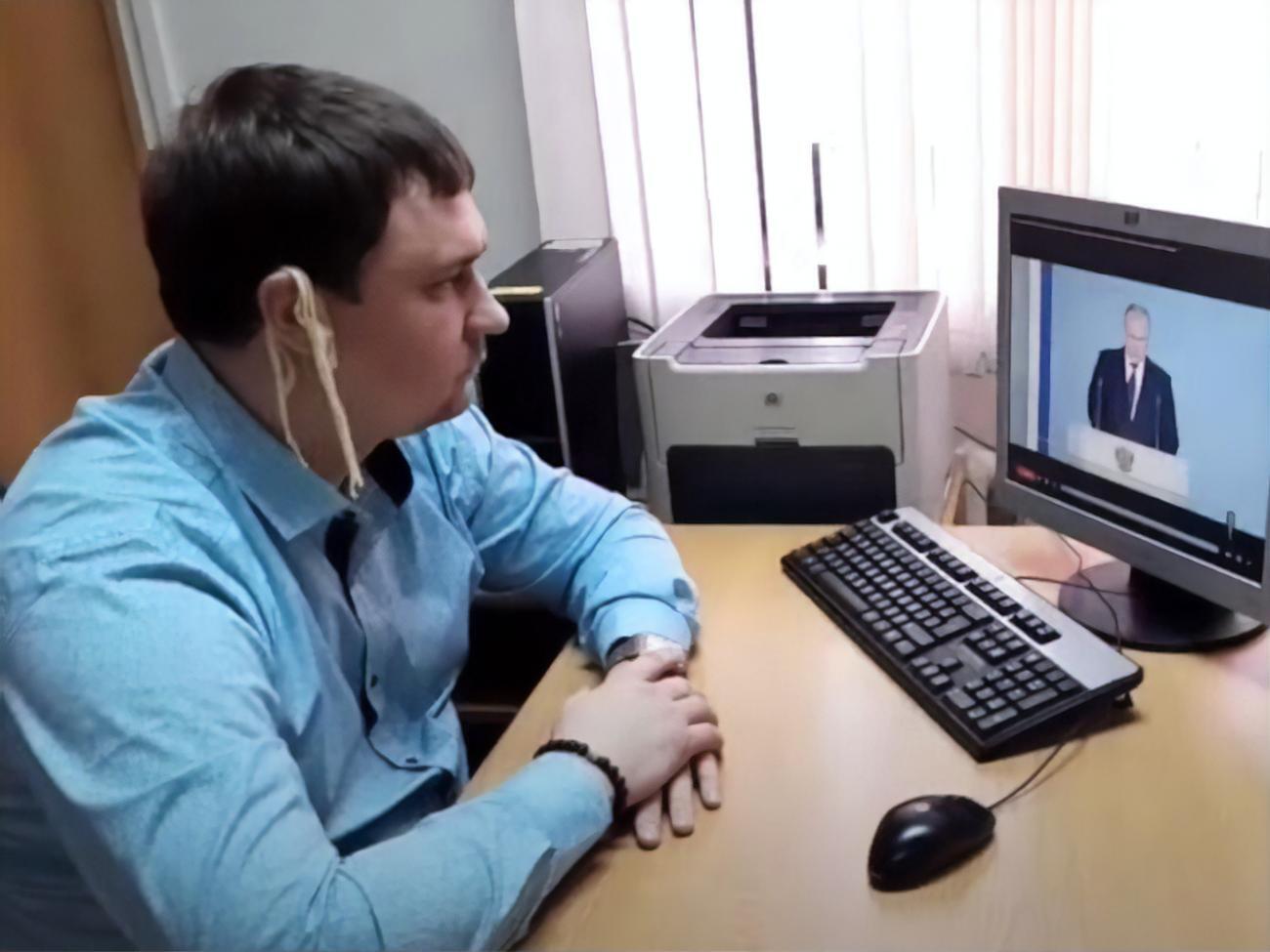 Депутат опублікував відео з локшиною на вухах 21 лютого