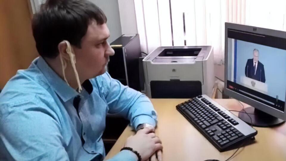 Депутат опублікував відео з локшиною на вухах 21 лютого