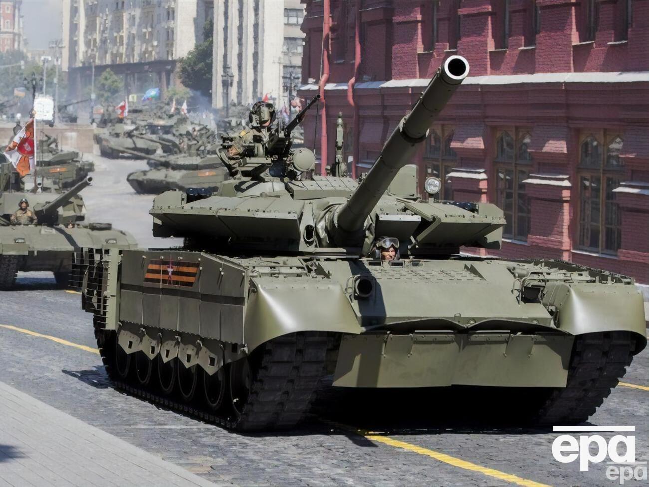 Россия способна производить не более 20 новых танков в месяц, подсчитали в The Economist