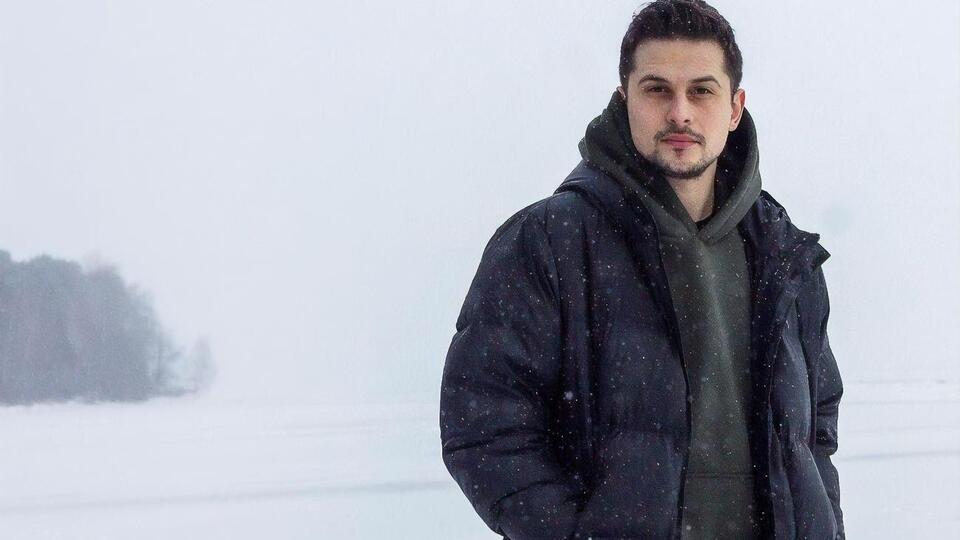 Хас: Почему "На її руках"? Это арабская философия