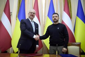 Украина "имеет полное право" вступить в альянсы, отметил на пресс-конференции с Зеленским Левитс (слева)