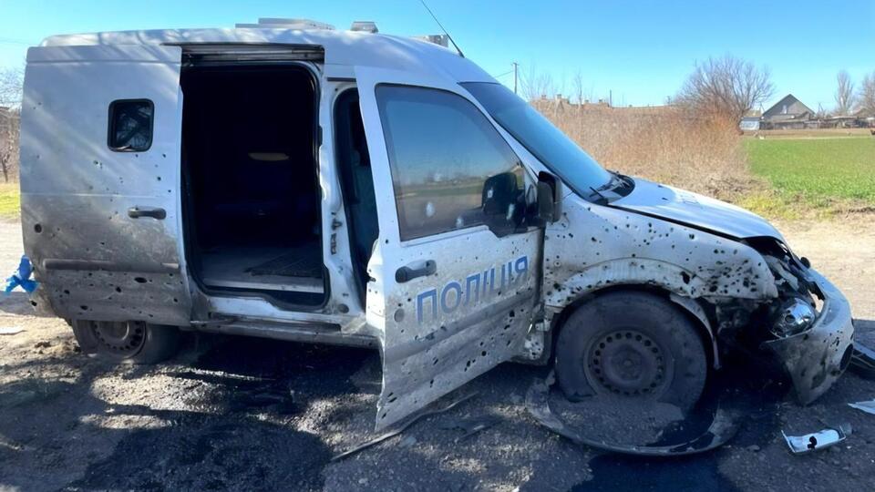 Службовий автомобіль зрешечено уламками, зазначили в поліції