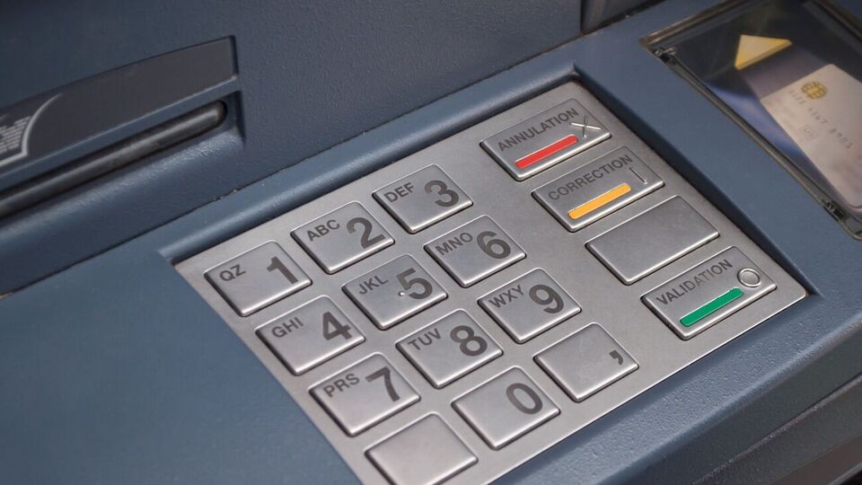 Российские оккупанты отключили банкоматы в населенных пунктах Сватовского района, отметили в Генштабе ВСУ