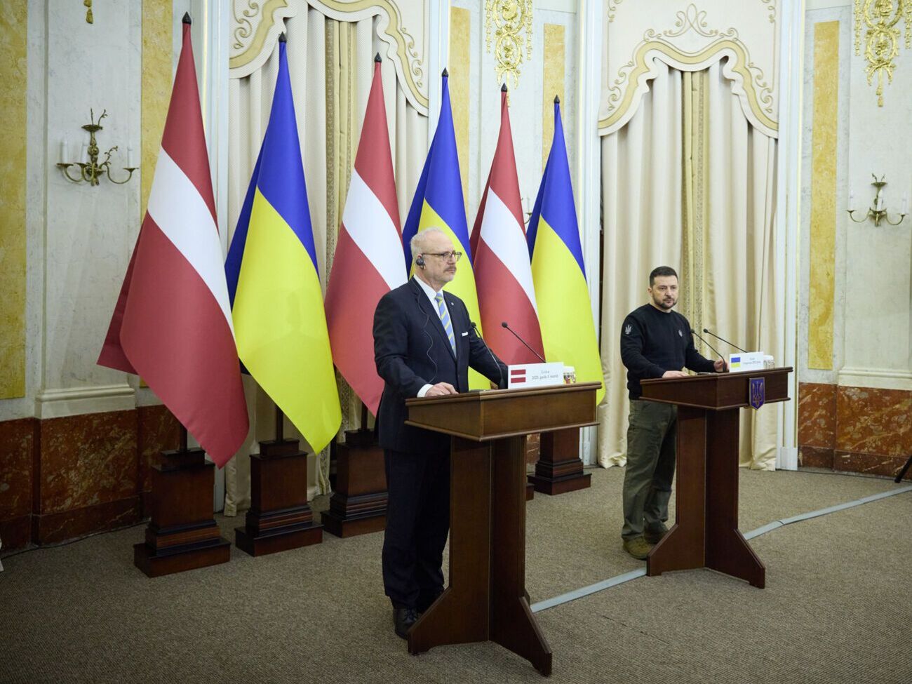 Латвия вместе с Украиной работает над вопросом создания спецтрибунала по преступлению агрессии РФ, отметил Левитс на пресс-конференции с Зеленским