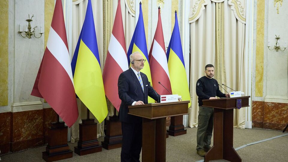 Латвія разом з Україною працює над питанням створення спецтрибуналу щодо злочину агресії РФ, зазначив Левітс на пресконференції із Зеленським