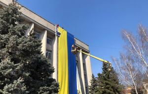 Флаг Украины на здании мэрии Херсона 24 марта 2022 года