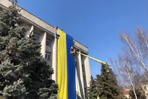 Прапор України на будівлі мерії Херсона 24 березня 2022 року