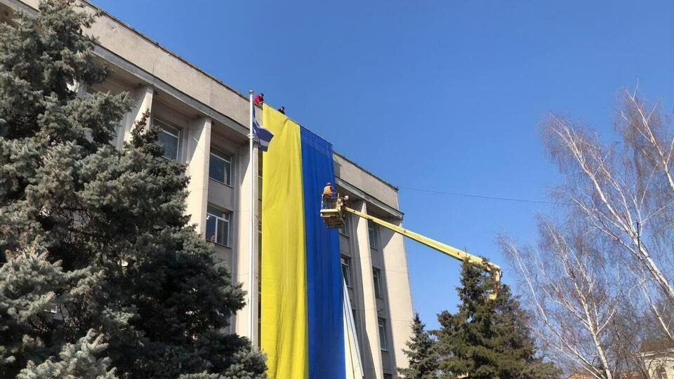 Прапор України на будівлі мерії Херсона 24 березня 2022 року