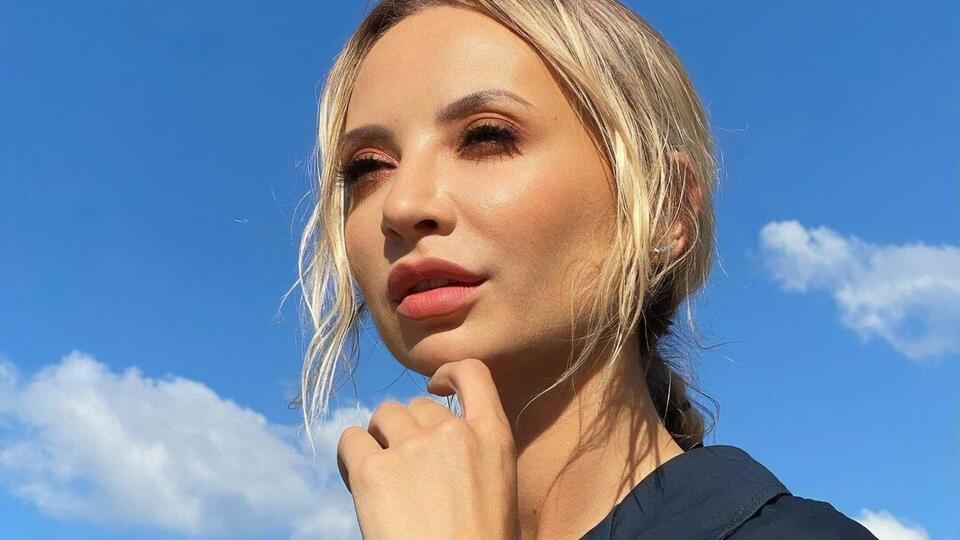 Сопонару показала часть тела