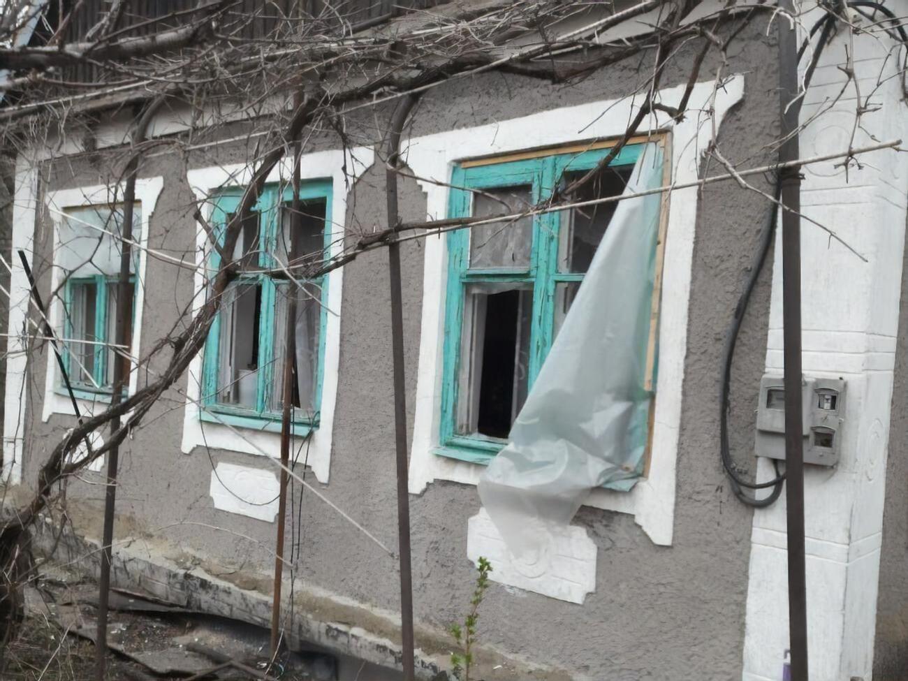 В результате российских обстрелов разрушены дома, ранены люди, есть погибший