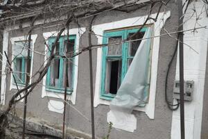 Унаслідок російських обстрілів зруйновано будинки, поранено людей, є загиблий
