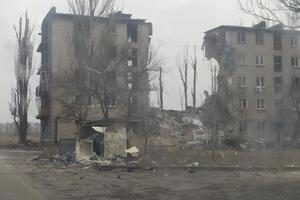 По данным администрации, около 2 тыс. жителей остаются в Авдеевке и не хотят уезжать