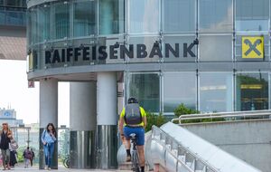 RBI працює над продажем або від'єднанням російської "дочки" від групи