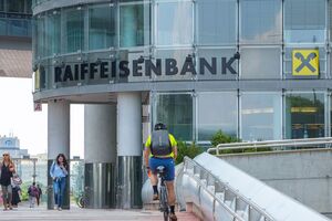 RBI працює над продажем або від'єднанням російської "дочки" від групи