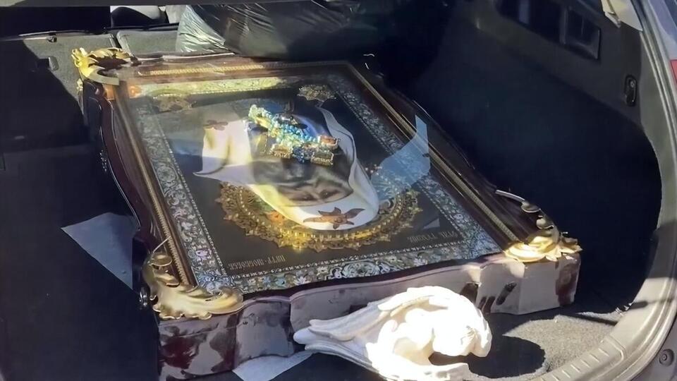 Полицейские не дали вывезти икону из Лавры