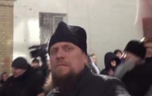 Один из священнослужителей Киево-Печерской лавры повредил оборудование оператора "Суспільного"
