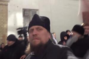 Один зі священнослужителів Києво-Печерської лаври пошкодив обладнання оператора "Суспільного"