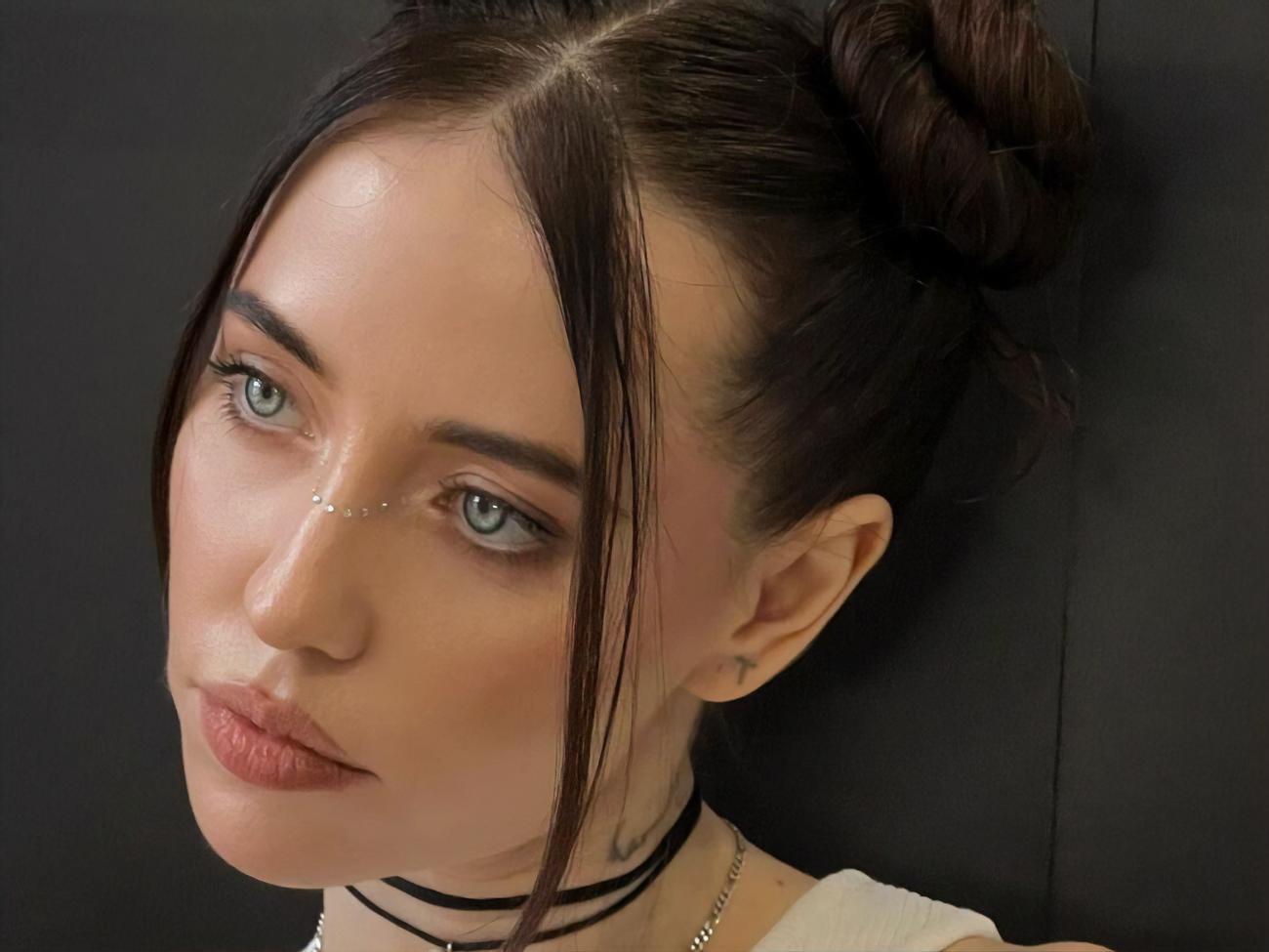 Дорофеева дополнила макияж трендовыми стразами