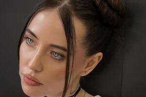 Дорофєєва доповнила макіяж трендовими стразами