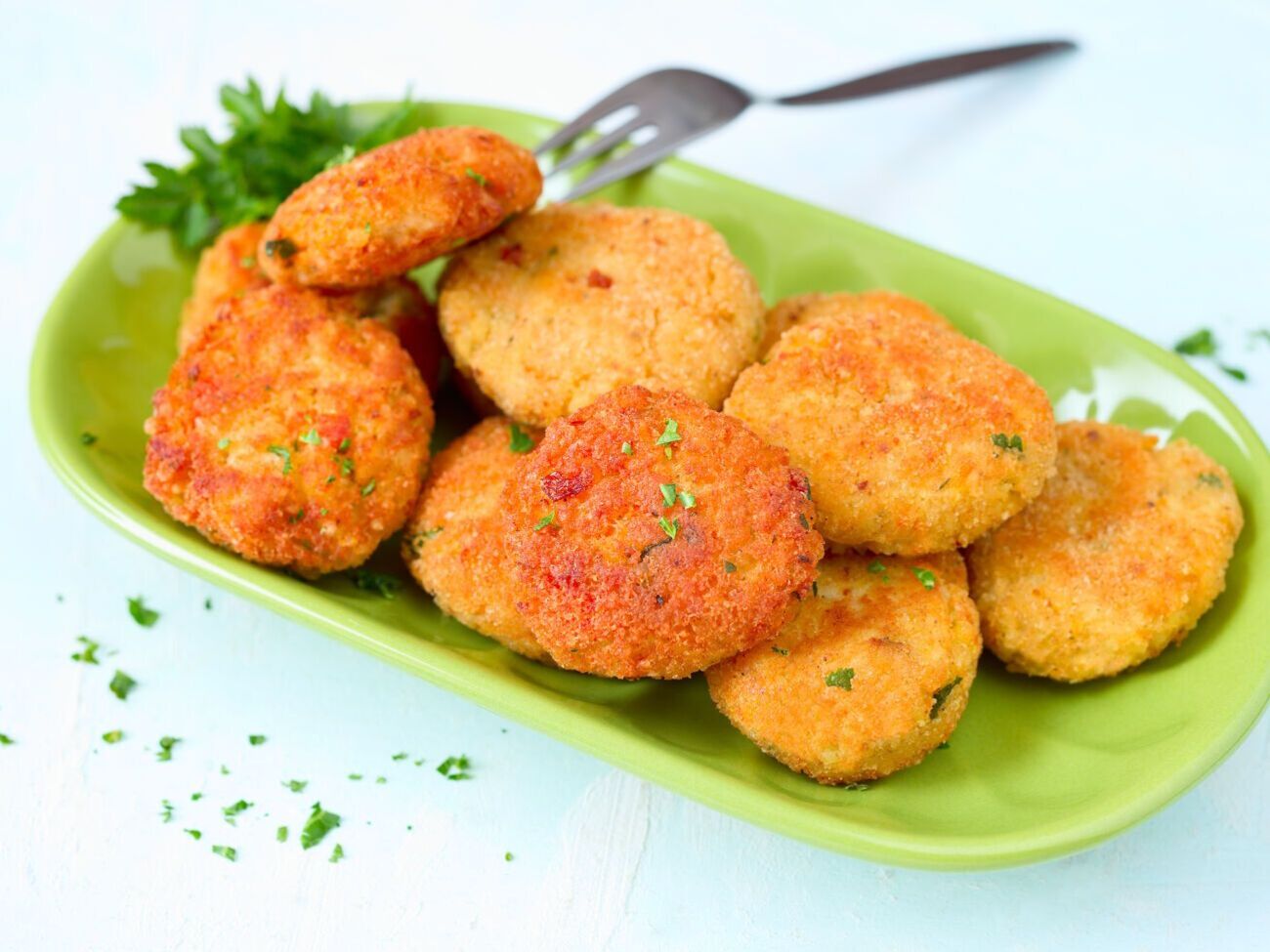 Если в рыбе много костей, необходимо сперва выбрать большие, а затем перемолоть все на фарш