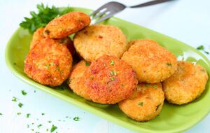 Если в рыбе много костей, необходимо сперва выбрать большие, а затем перемолоть все на фарш