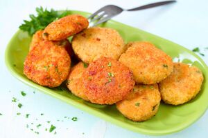 Если в рыбе много костей, необходимо сперва выбрать большие, а затем перемолоть все на фарш