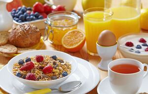 Пропуск завтрака не приведет к автоматическому перееданию или набору веса, считает эксперт