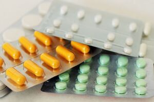 В регионах, где продолжаются бои, рецептурные лекарства будут отпускаться без рецепта, обещают в Минздраве