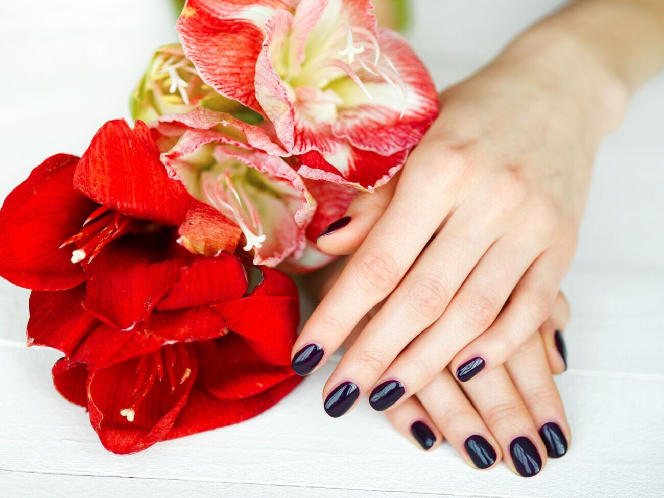 Для итальянского маникюра подойдут более темные оттенки лака