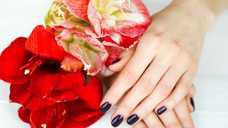 Для итальянского маникюра подойдут более темные оттенки лака