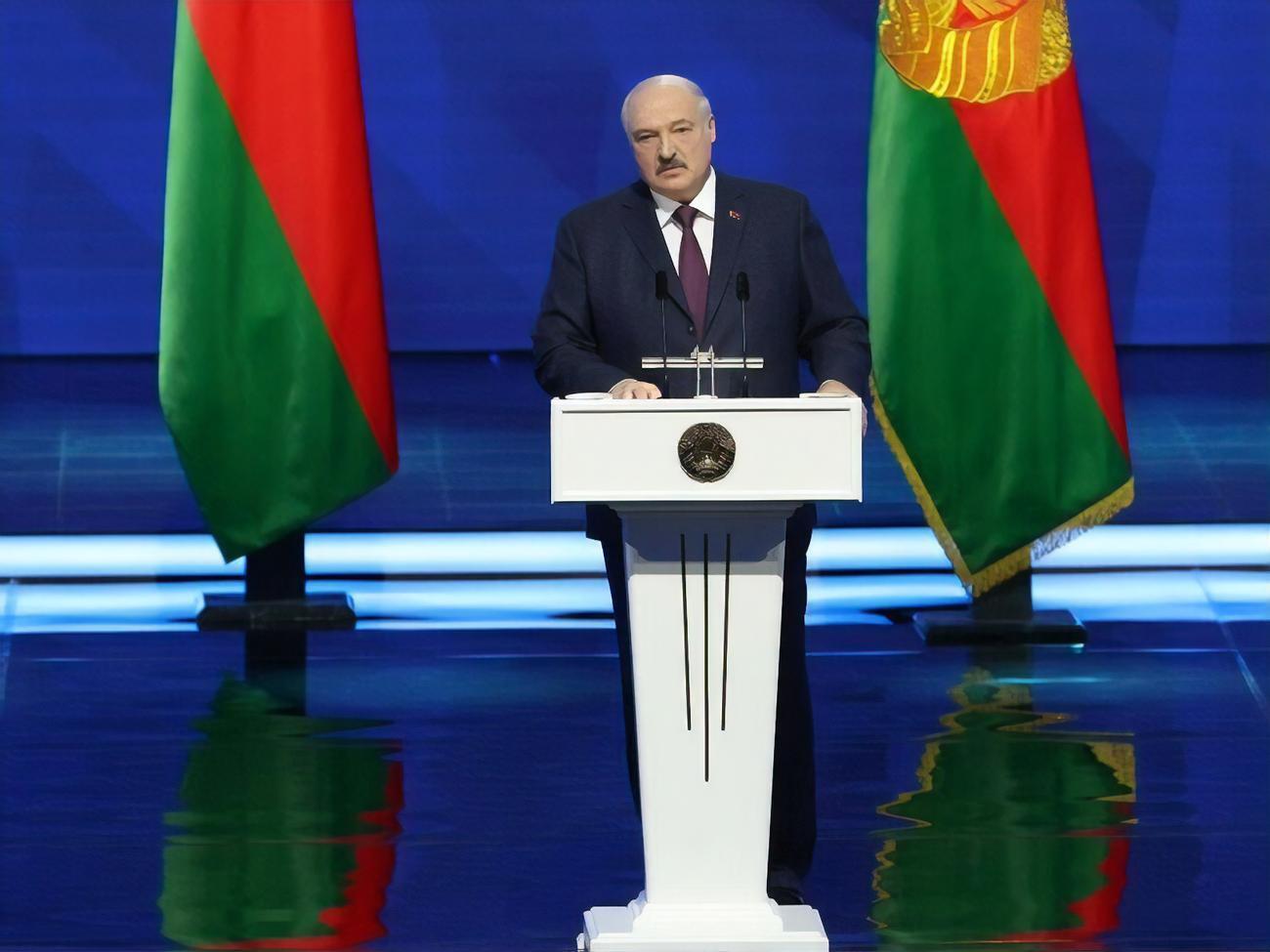 Лукашенко считает, что "на горизонте замаячила третья мировая с ядерными пожарами", и требует возвращения в Беларусь ядерного оружия