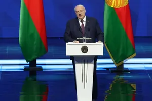 Лукашенко считает, что "на горизонте замаячила третья мировая с ядерными пожарами", и требует возвращения в Беларусь ядерного оружия