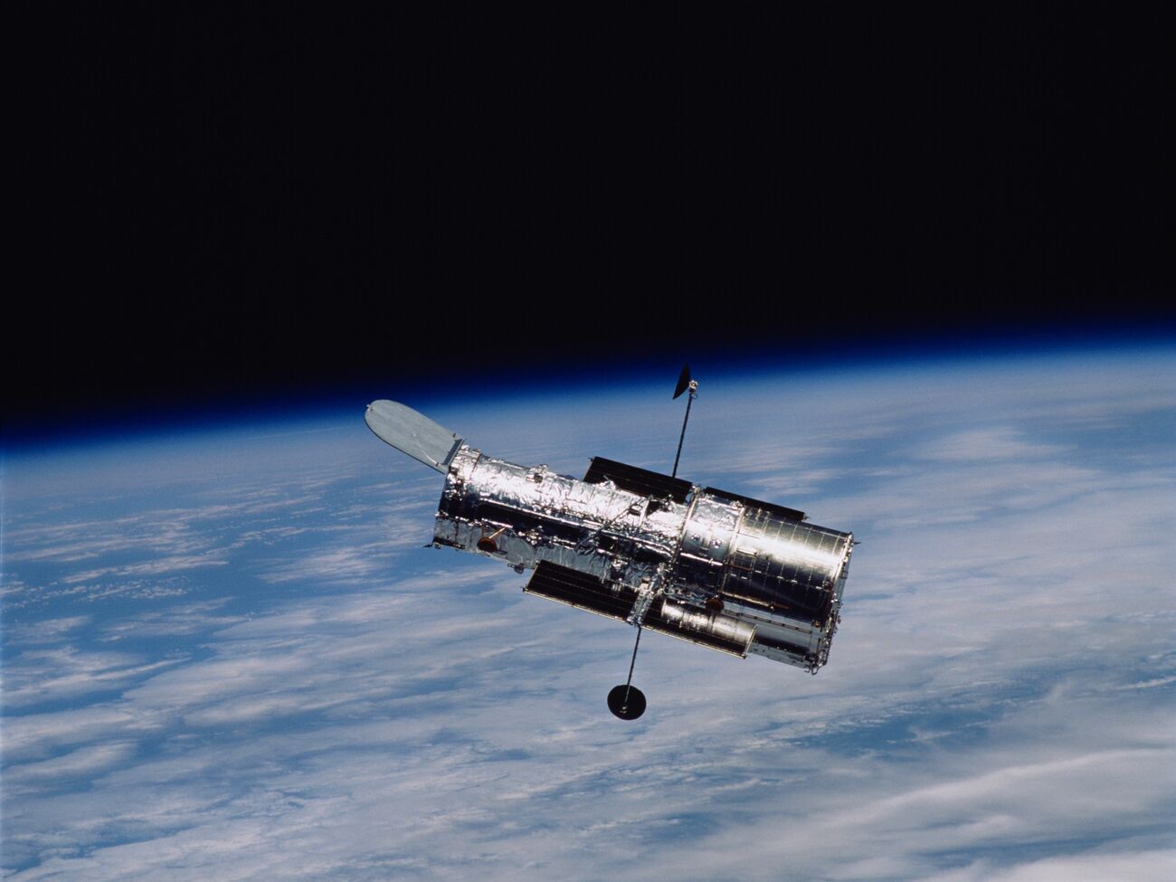 NASA назвало объект, который зафиксировал Hubble, "интригующей активной галактикой"