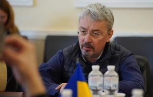 Будем решать ситуацию законным способом, заявил глава Минкульта