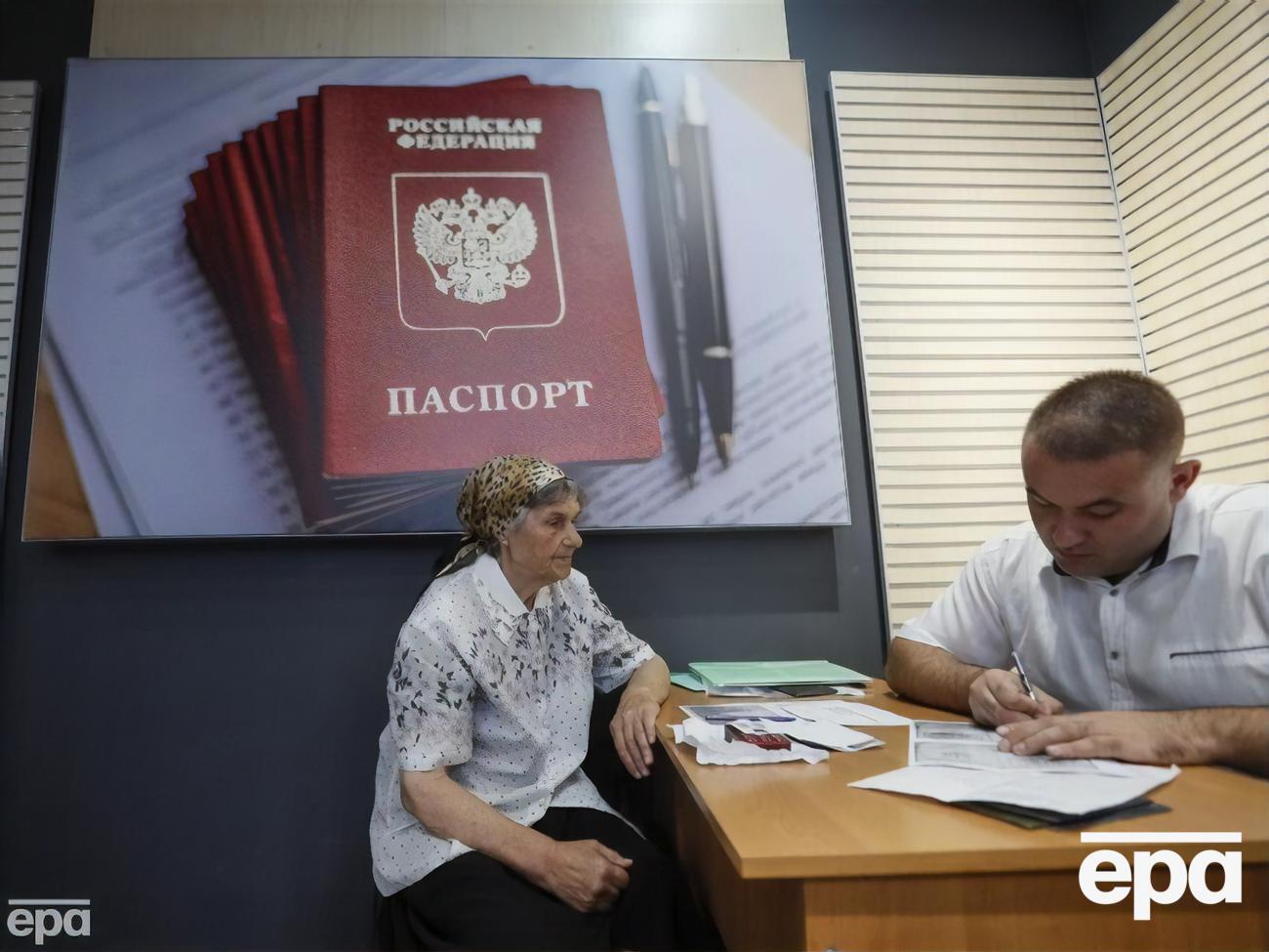 Жители оккупированных территорий неохотно получают паспорта РФ, отмечают в ЦНС