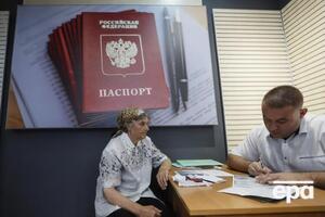 Жители оккупированных территорий неохотно получают паспорта РФ, отмечают в ЦНС
