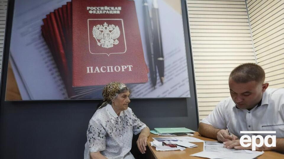 Жителі окупованих територій неохоче отримують паспорти РФ, зазначають у ЦНС
