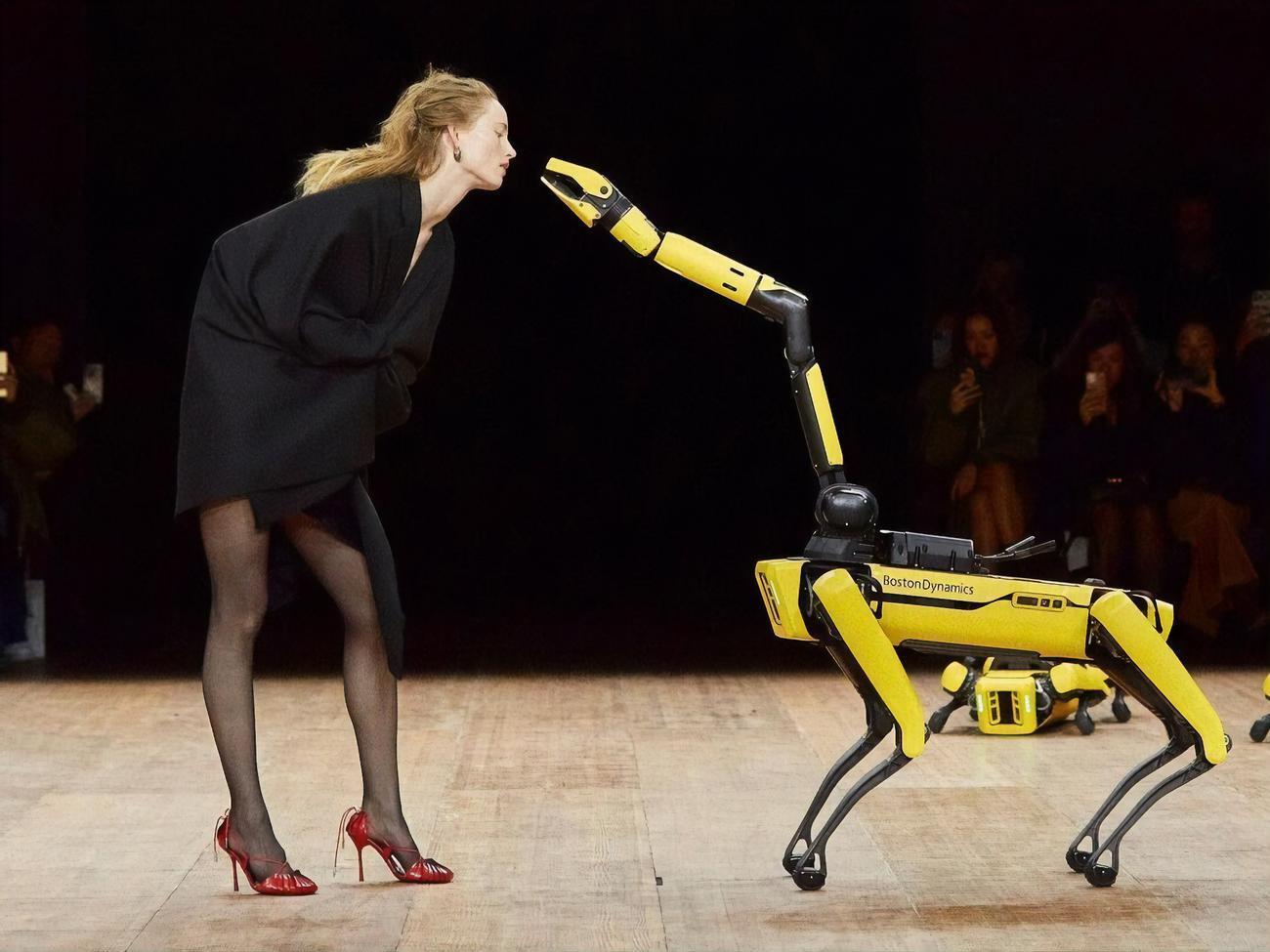 Робопес Boston Dynamics и&nbsp;Рианна Ван Ромпей на подиуме обнюхали друг друга