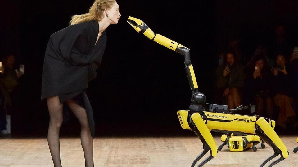 Робопес Boston Dynamics и Рианна Ван Ромпей на подиуме обнюхали друг друга