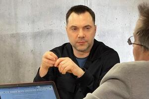 Арестович: Россияне потеряли возможность снабжения мостами в Херсонскую область. Там все висит на соплях