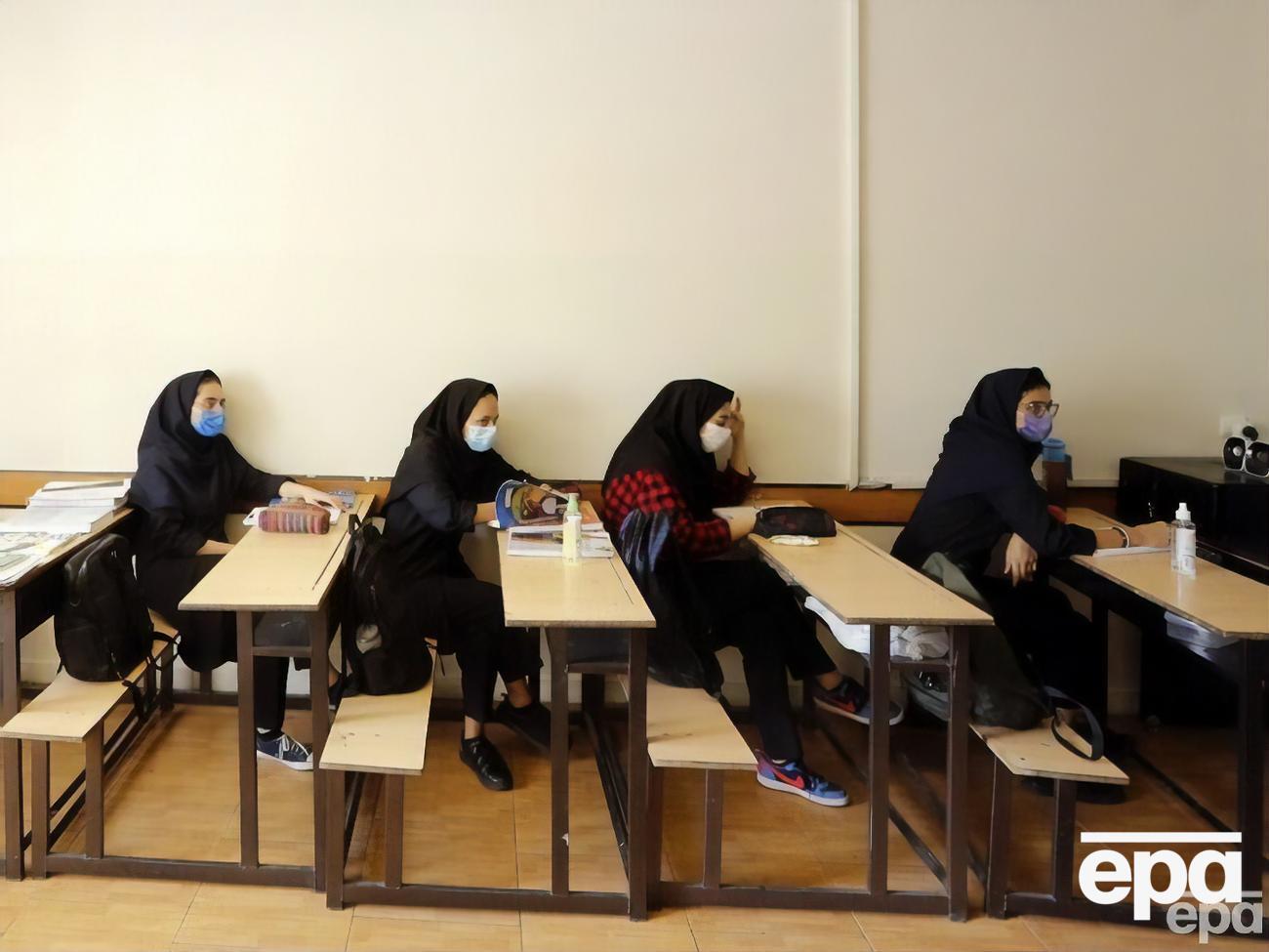 Отравления происходят чаще в школах для девочек