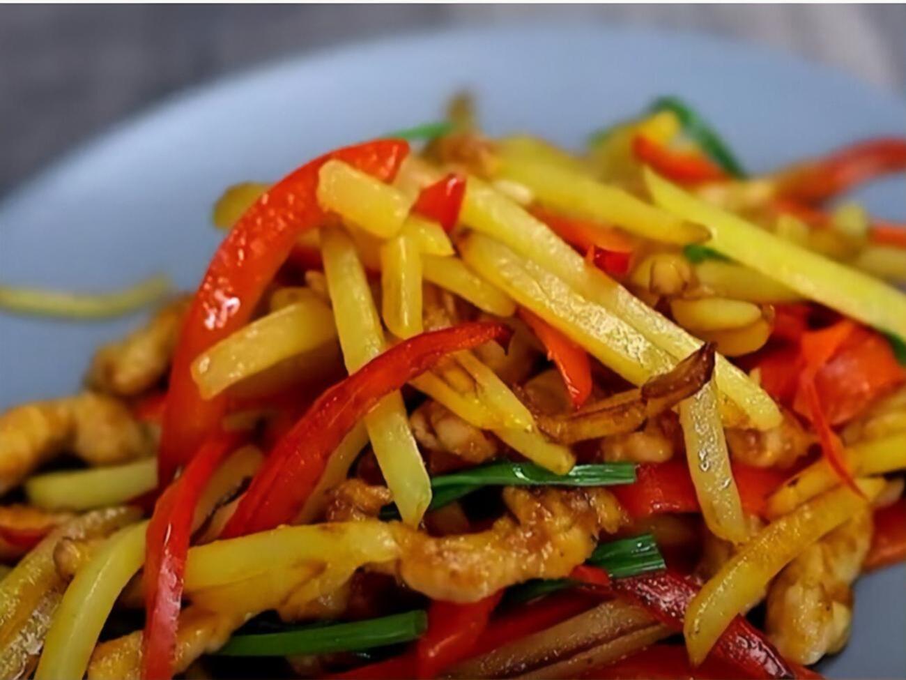 Куриное филе обжаривается отдельно от картофеля