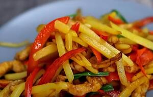 Куриное филе обжаривается отдельно от картофеля