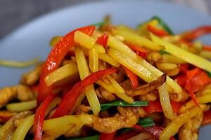 Куриное филе обжаривается отдельно от картофеля