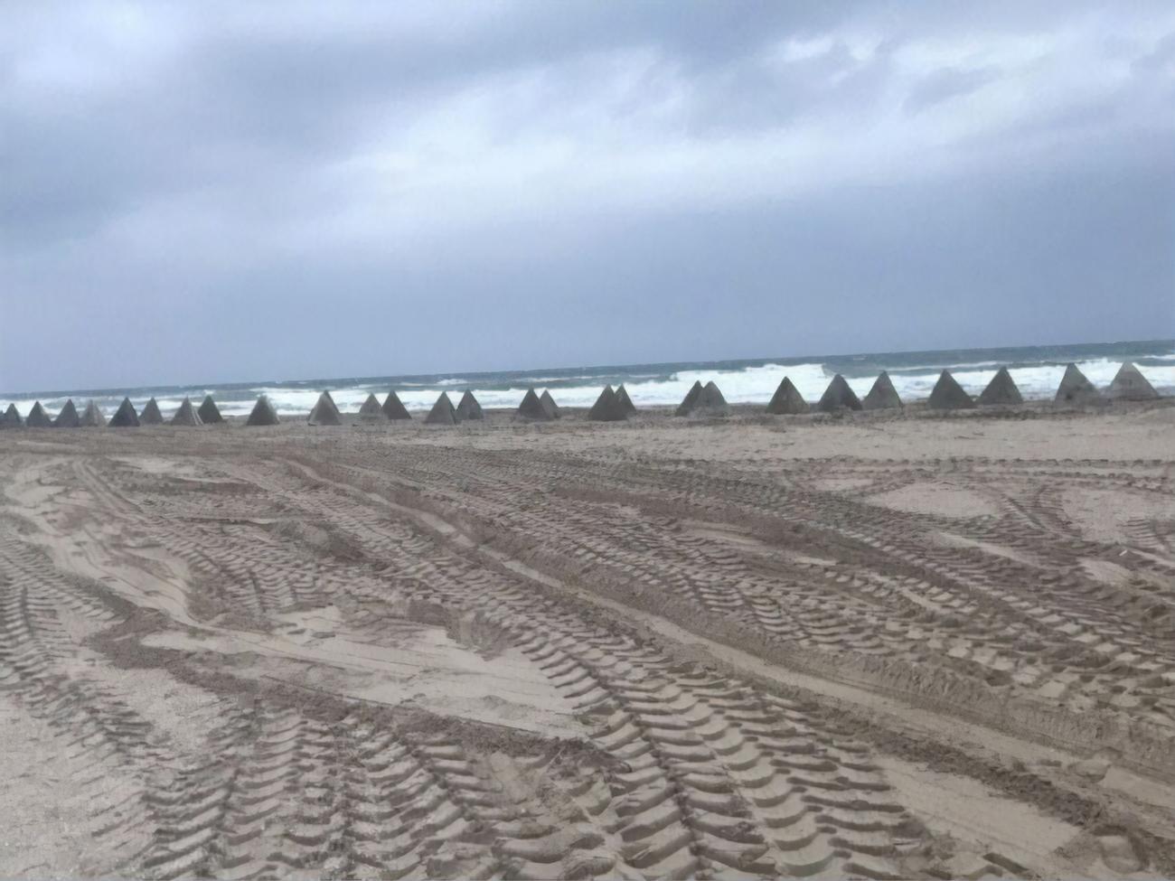 Российские военные создают оборонительную полосу на крымском берегу Черного моря